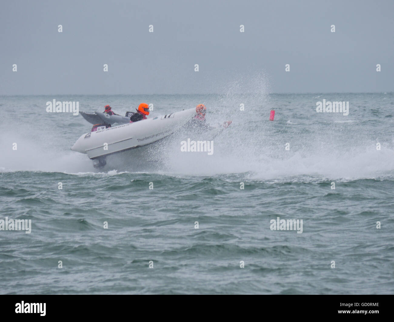 Portsmouth, Hampshire, Royaume-Uni. 10 juillet 2016. Capitaine d'un catamaran gonflable rigide pour le contrôle des batailles contre des vents forts, lors de la ronde 8 de la course en série Cosmocats Southsea. Crédit : Simon Evans/Alamy Live News Banque D'Images