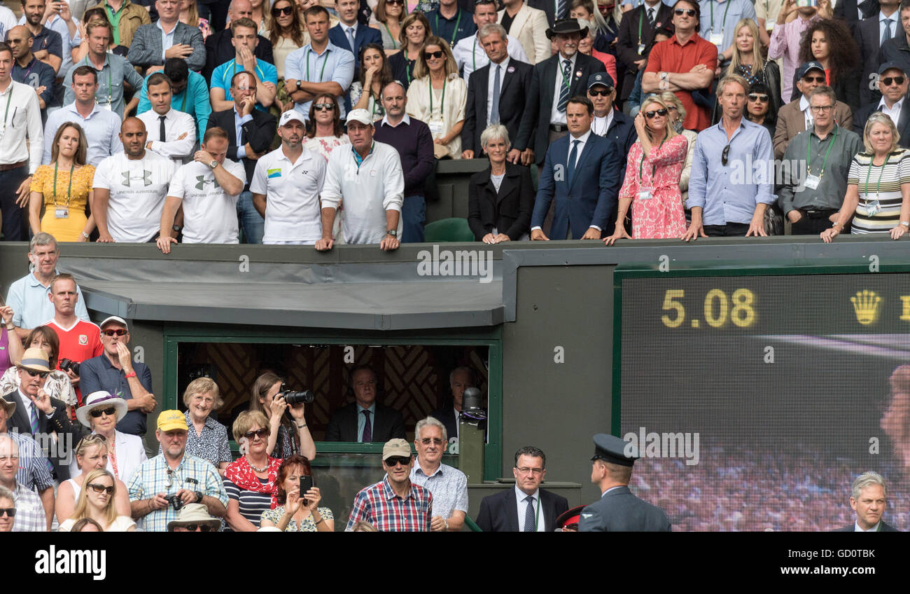 Londres, Royaume-Uni. 10 juillet, 2016. Le Wimbledon Tennis Championships 2016 tenue à l'All England Lawn Tennis et croquet Club, Londres, Angleterre, Royaume-Uni. Andy Murray (GBR) [2] v Milos Raonic (CAN) [6]. Le Simple messieurs - finale. Centre Court. Sur la photo :-Judy Murray (veste noire, de l'argent cheveux) souriant comme son fils est présenté avec le Champion's Trophy. Les entraîneurs Ivan Lendl et Jamie Delgado wearing white caps sont représentés à gauche de Judy. La femme d'Andy Kim est à gauche dans une robe jaune. Banque D'Images