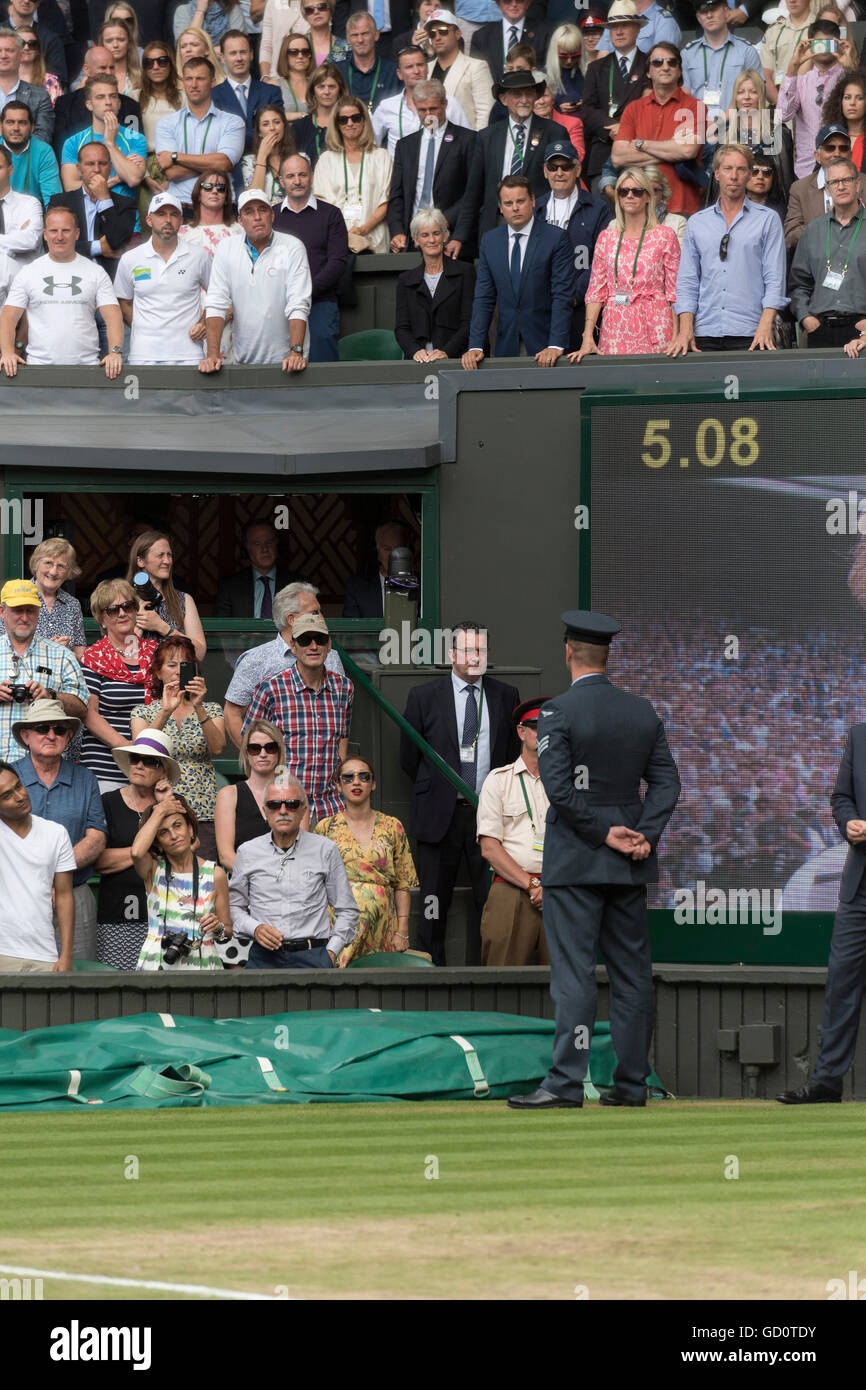 Londres, Royaume-Uni. 10 juillet, 2016. Le Wimbledon Tennis Championships 2016 tenue à l'All England Lawn Tennis et croquet Club, Londres, Angleterre, Royaume-Uni. Andy Murray (GBR) [2] v Milos Raonic (CAN) [6]. Le Simple messieurs - finale. Centre Court. Sur la photo :-Judy Murray (veste noire, de l'argent cheveux) souriant comme son fils est présenté avec le Champion's Trophy. Les entraîneurs Ivan Lendl et Jamie Delgado wearing white caps sont représentés à gauche de Judy. Banque D'Images