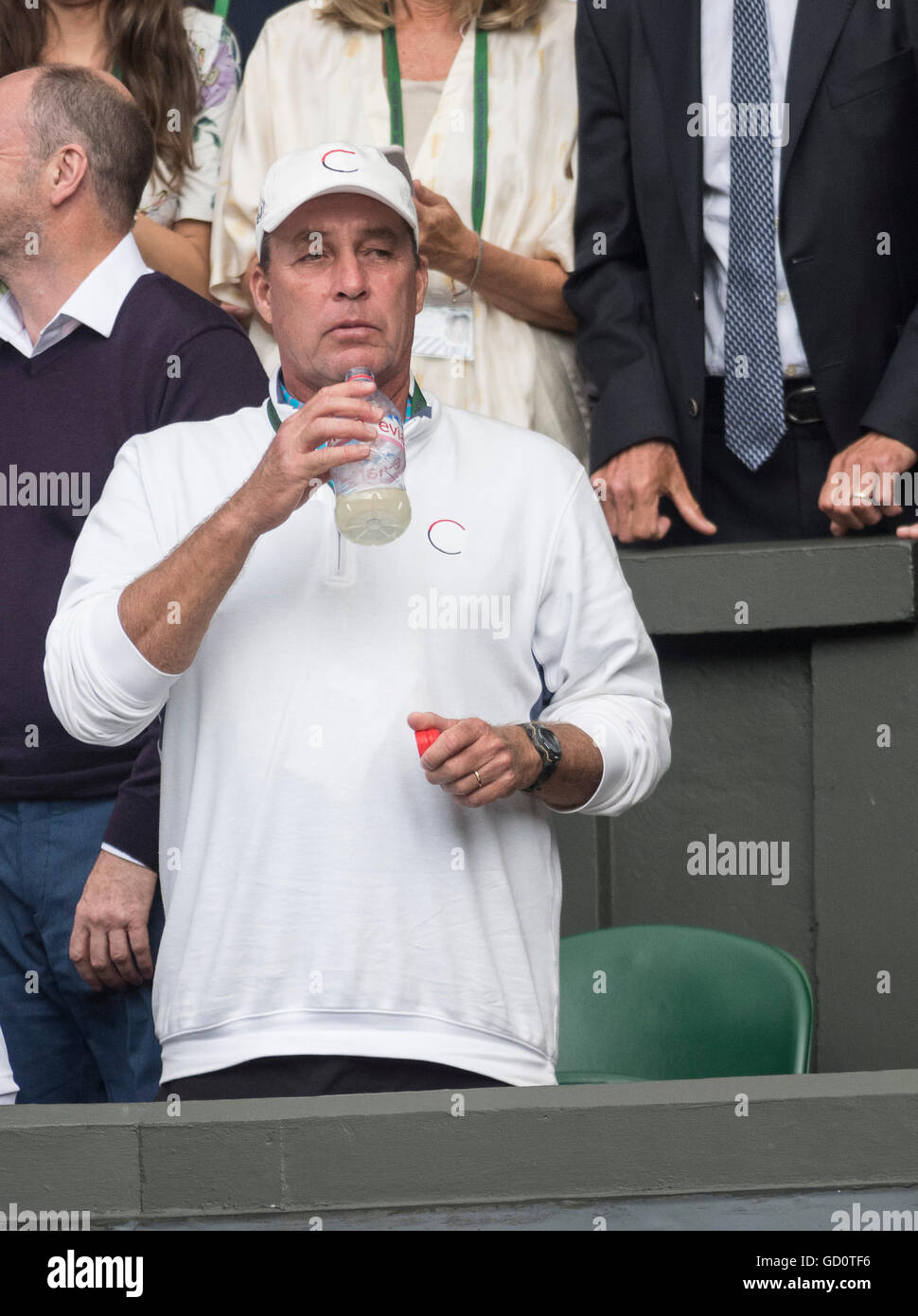 Londres, Royaume-Uni. 10 juillet, 2016. Le Wimbledon Tennis Championships 2016 tenue à l'All England Lawn Tennis et croquet Club, Londres, Angleterre, Royaume-Uni. Andy Murray (GBR) [2] v Milos Raonic (CAN) [6]. Le Simple messieurs - finale. Centre Court. Sur la photo :-Ivan Lendl dans la boîte des joueurs en prenant un verre d'eau. Banque D'Images