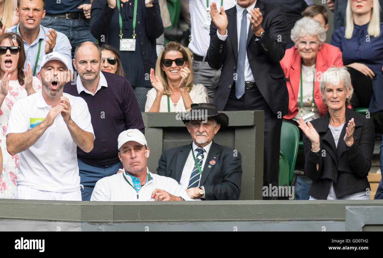 Londres, Royaume-Uni. 10 juillet, 2016. Le Wimbledon Tennis Championships 2016 tenue à l'All England Lawn Tennis et croquet Club, Londres, Angleterre, Royaume-Uni. Andy Murray (GBR) [2] v Milos Raonic (CAN) [6]. Le Simple messieurs - finale. Centre Court. Sur la photo :- l'entourage d'Andy de l'appui fort des joueurs. Judy Murray (veste noire) sourit comme Andy marque un point. L'entraîneur-chef Ivan Lendl (assis bouchon blanc) ne sourit pas. Coach Jamie Delgado (bouchon blanc) se tient à féliciter Banque D'Images