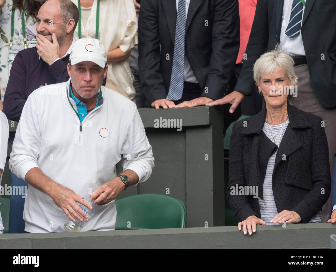 Londres, Royaume-Uni. 10 juillet, 2016. Le Wimbledon Tennis Championships 2016 tenue à l'All England Lawn Tennis et croquet Club, Londres, Angleterre, Royaume-Uni. Andy Murray (GBR) [2] v Milos Raonic (CAN) [6]. Le Simple messieurs - finale. Centre Court. Sur la photo :-Ivan Lendl dans la boîte des joueurs avec Judy Murray après la victoire d'Andy. Banque D'Images