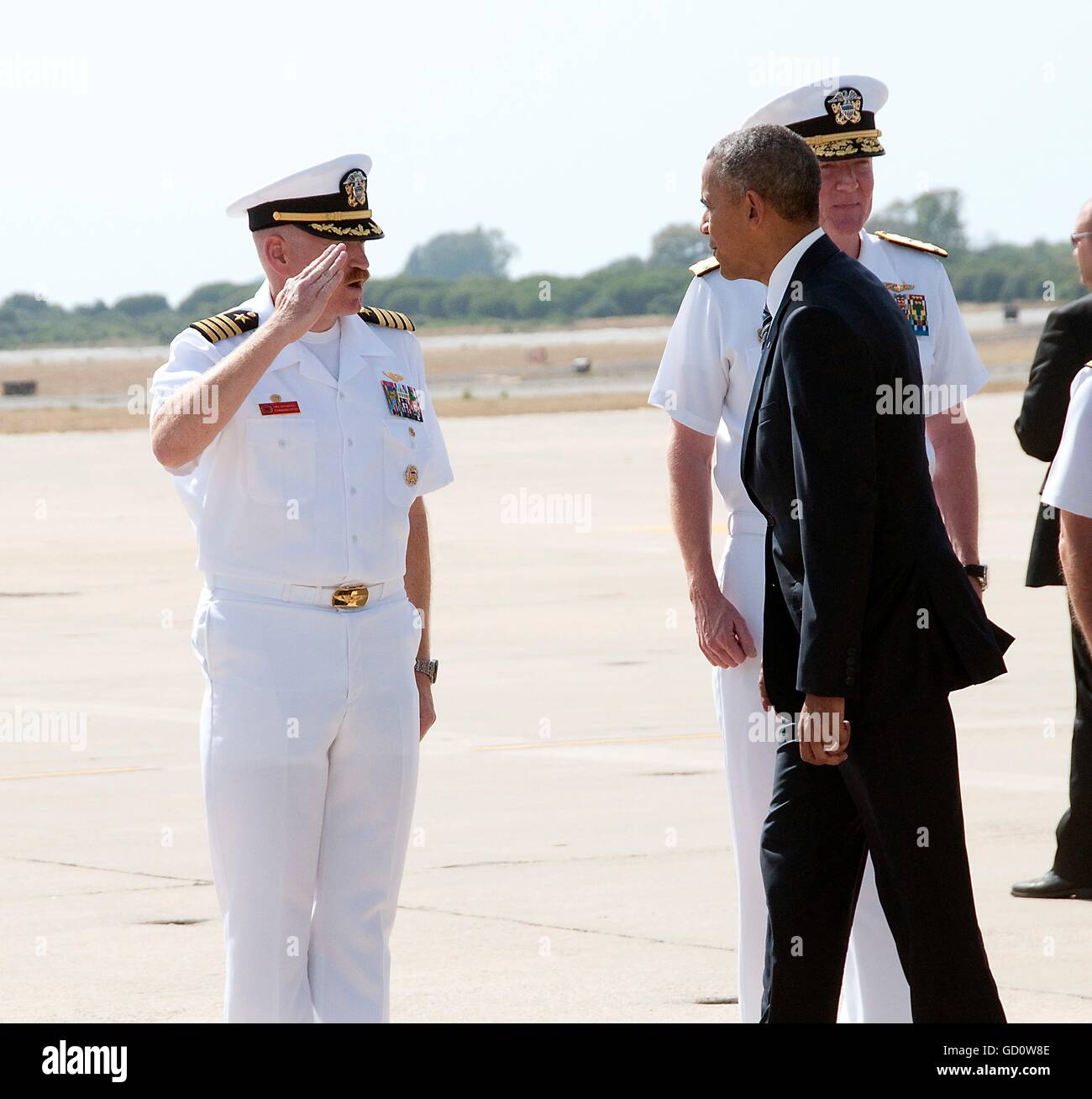 Rota, Espagne. 10 juillet, 2016. Président américain Barack Obama est accueilli par le capitaine Michael MacNicholl, le commandant comme il arrive pour une visite à la base navale de Rota, 10 juillet 2016 à Rota, en Espagne. Credit : Planetpix/Alamy Live News Banque D'Images