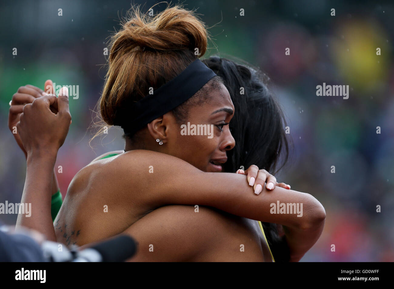 Eugene Oregon, USA. 10 juillet, 2016. DEAJAH STEVENS, gauche, étreintes ARIANA WASHINGTON, juste après le 200m finale au USA. 10 juillet, 2016. Track & Field Essais olympiques à Hayward Field de Eugene, Oregon, le 10 juillet 2016. Photo de David Blair Crédit : David Blair/ZUMA/Alamy Fil Live News Banque D'Images