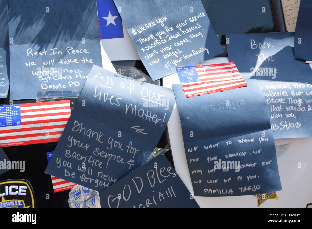 Dallas, Texas, USA. 10 juillet, 2016. Les résidents de la région de Dallas se ruaient vers le siège de la police de Dallas, dimanche, pour lui offrir ses condoléances pour les cinq agents de police décédés, chacun fait à sa manière. Credit : Hum Images/Alamy Live News Banque D'Images