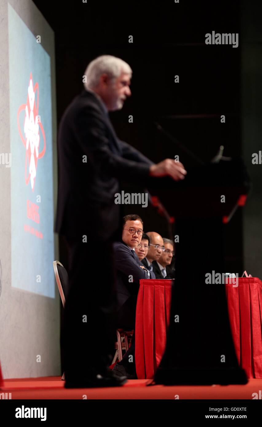 (160711) -- BEIJING, 11 juillet 2016 (Xinhua) -- Wu ji (C), directeur du National Space Science Centre, dans le cadre de l'Académie Chinoise des Sciences, montres ancien président de l'Institute of Electrical and Electronics Engineers (IEEE) Howard Michel livrer un discours à l'International Geoscience And Remote Sensing Symposium (IGARSS), tenue à Beijing, Chine, le 11 juillet 2016. Avec le thème "Faire avancer la compréhension de notre planète vivante', l'IGARSS 2016 à Beijing a invité plus de 1 800 chercheurs de 65 pays et régions. (Xinhua/Jin Liwang) (ZHS) Banque D'Images