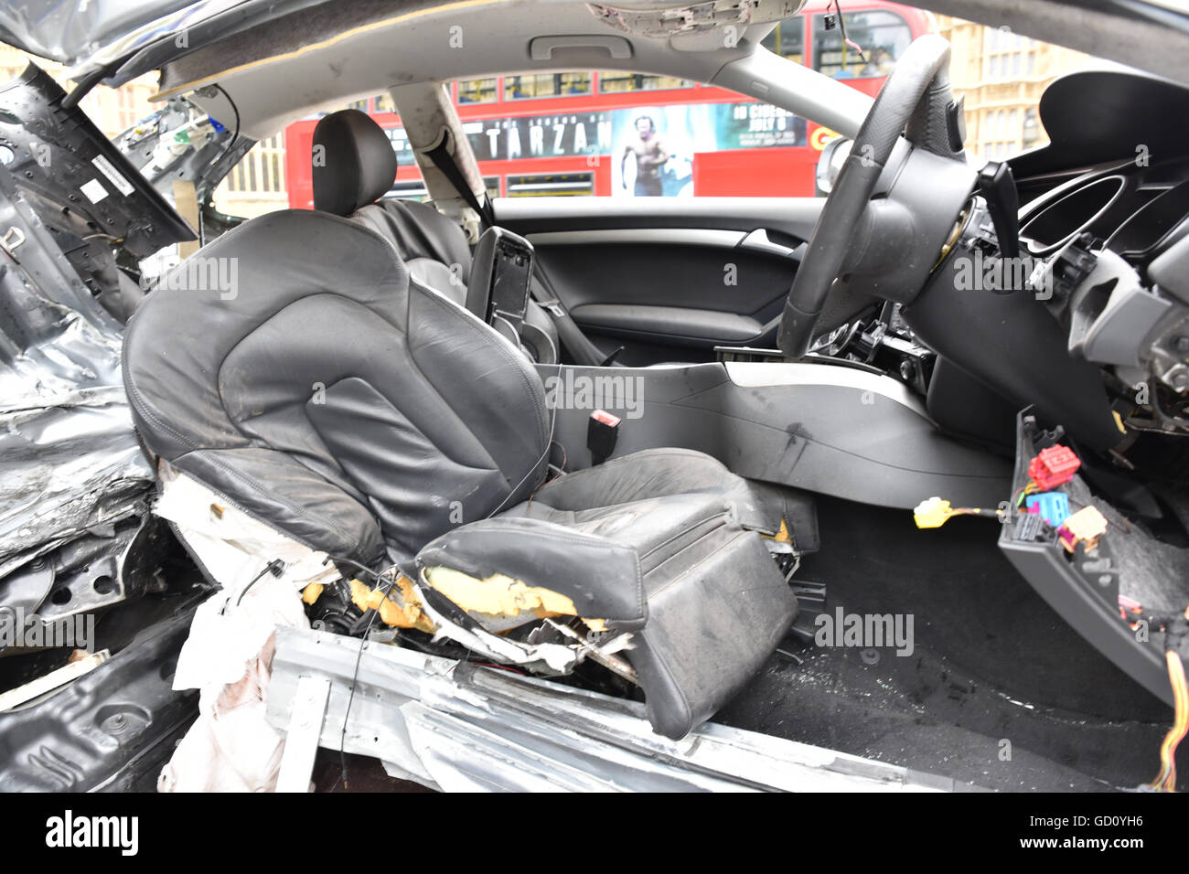 Westminster, London, UK. 11 juillet 2016. Le reste de la voiture en face du Parlement dans laquelle Joseph Brown-Lartey est mort Banque D'Images