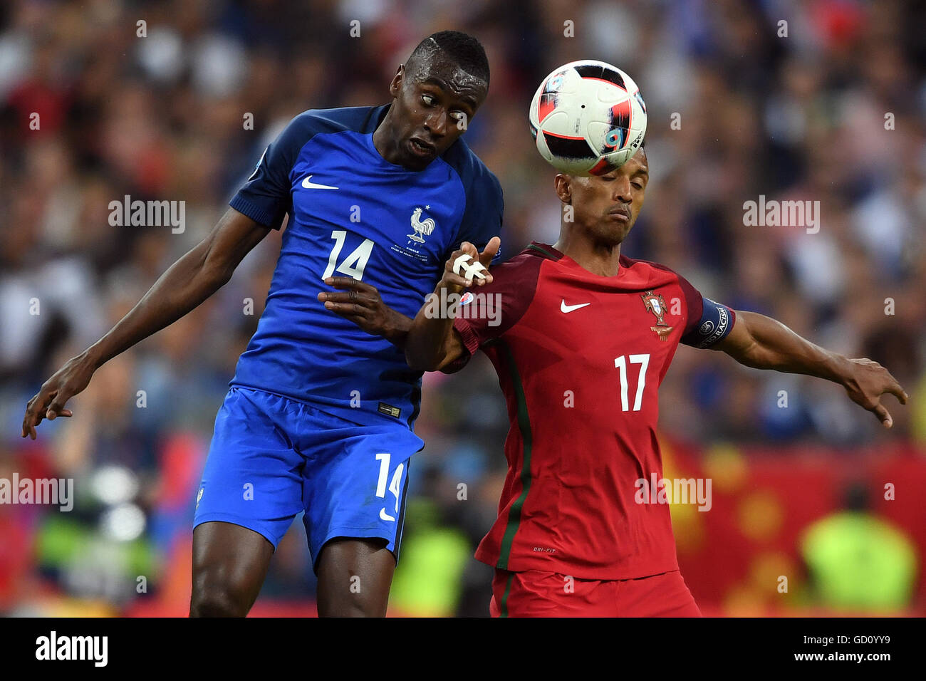 Blaise Matuidi (L) de la France et du Portugal Nani rivalisent pour la balle pendant l'UEFA EURO 2016 football match de finale entre le Portugal et la France au Stade de France, Saint-Denis, France, 10 juillet 2016. Photo : Federico Gambarini/dpa Banque D'Images