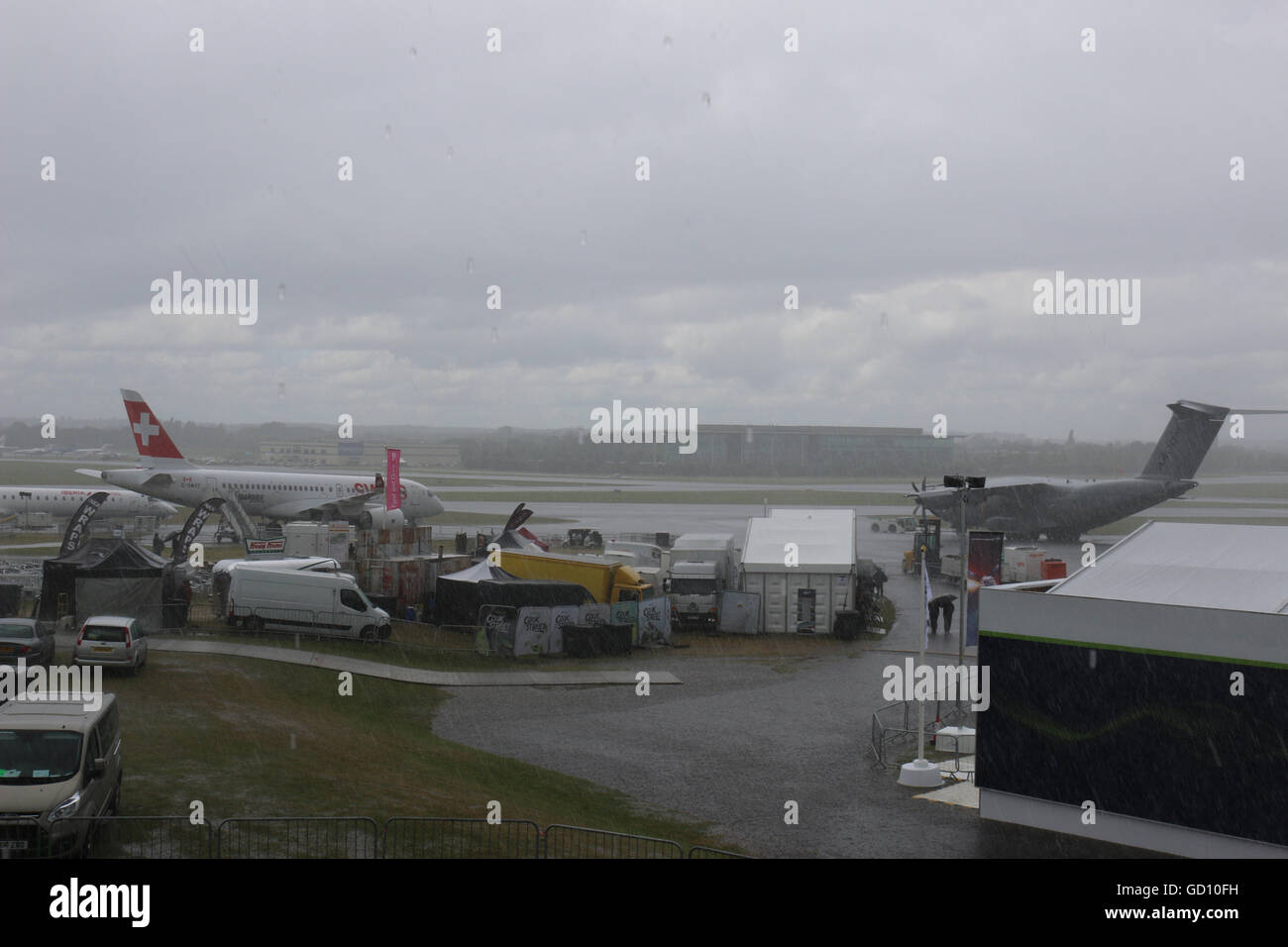 Farnborough Hampshire 11 juillet 2016 Farnborough International Air Show a été l'objet d'un premier jour de déluge plus grand spectacle aérien de l'envoi d'épées les foules sur le premier jour de la salons détaler pour couvrir Crédit : David Billinge/Alamy Live News Banque D'Images