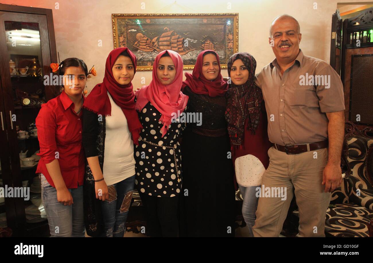 La Ville De Gaza Bande De Gaza Territoire Palestinien 11 Juillet 16 Un Palestinien Lyceen Aseel Marwan Chatila 99 1 Celebre Avec Sa Famille Apres Avoir Entendu Les Resultats De Ses Examens Finaux
