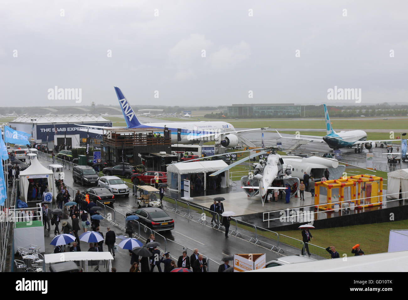 Farnborough Hampshire 11 juillet 2016 Farnborough International Air Show a été l'objet d'un premier jour de déluge plus grand spectacle aérien de l'envoi d'épées les foules sur le premier jour de la salons détaler pour couvrir Crédit : David Billinge/Alamy Live News Banque D'Images