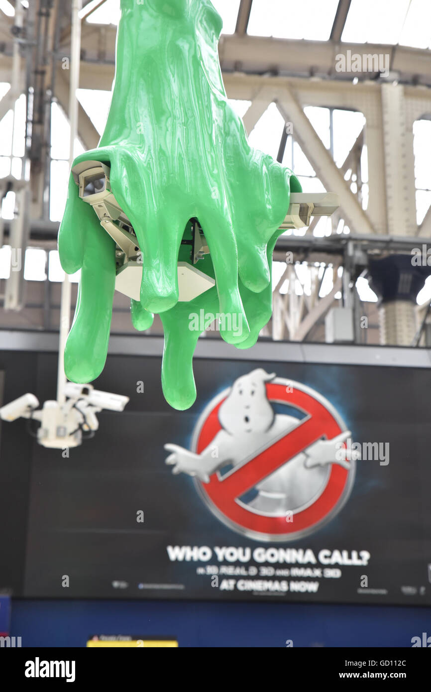 Waterloo, London, UK. 11 juillet 2016. Bibendum géant homme et la boue dans la gare de Waterloo à promouvoir le nouveau film de fantômes. Banque D'Images