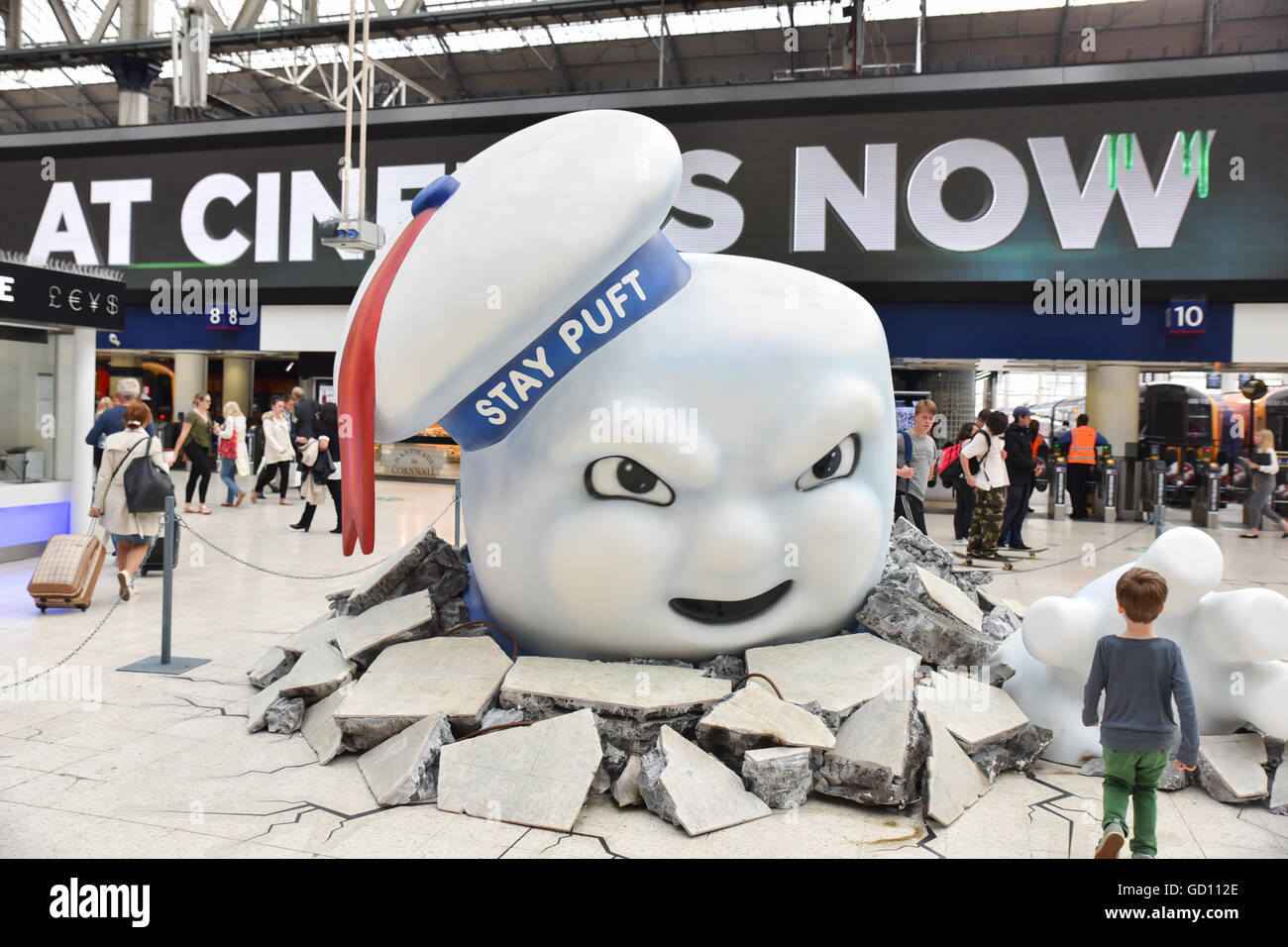 Waterloo, London, UK. 11 juillet 2016. Bibendum géant homme et la boue dans la gare de Waterloo à promouvoir le nouveau film de fantômes. Banque D'Images