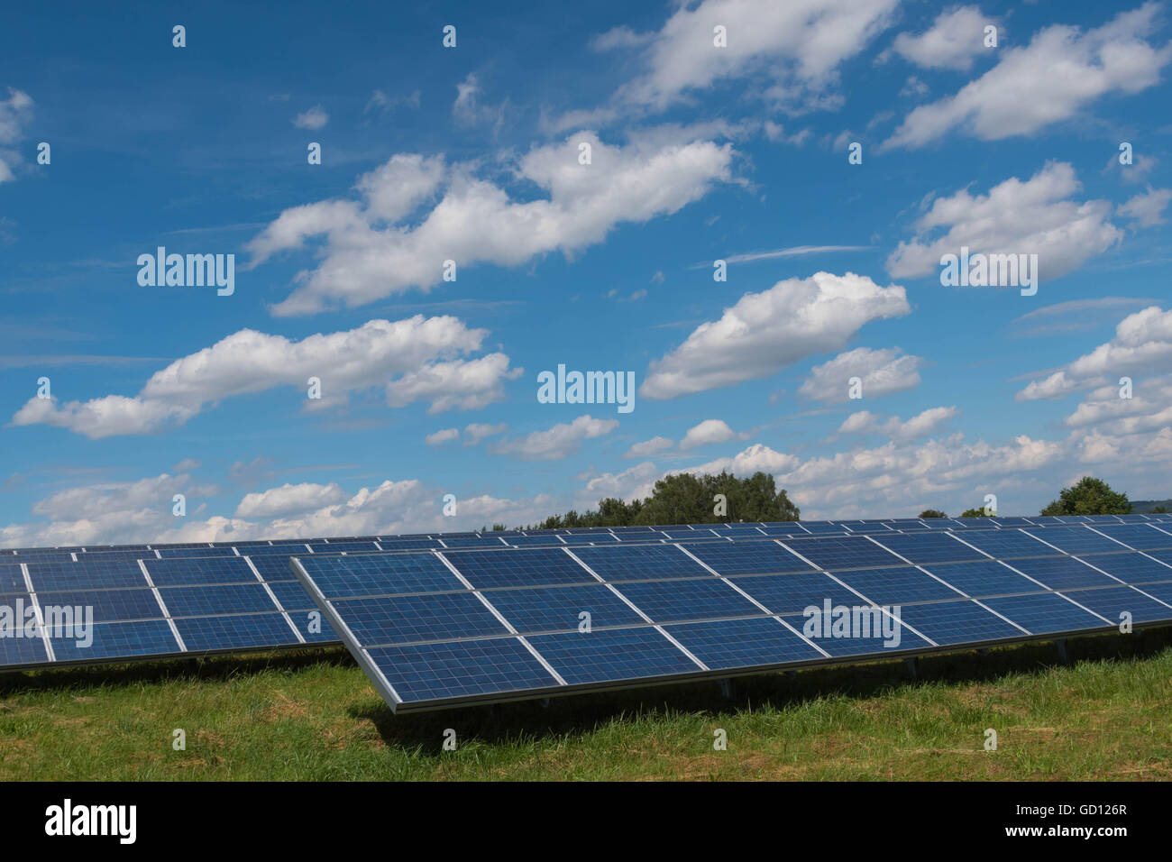 Installation solaire - panneaux photovoltaïque - energie renouvelable Banque D'Images