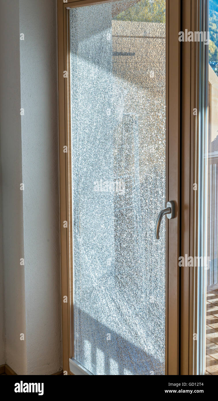 Zell am See, Autriche, Salzburger Land - Octorber 2015 : 27, porte-fenêtre fissuré sur un balcon Banque D'Images