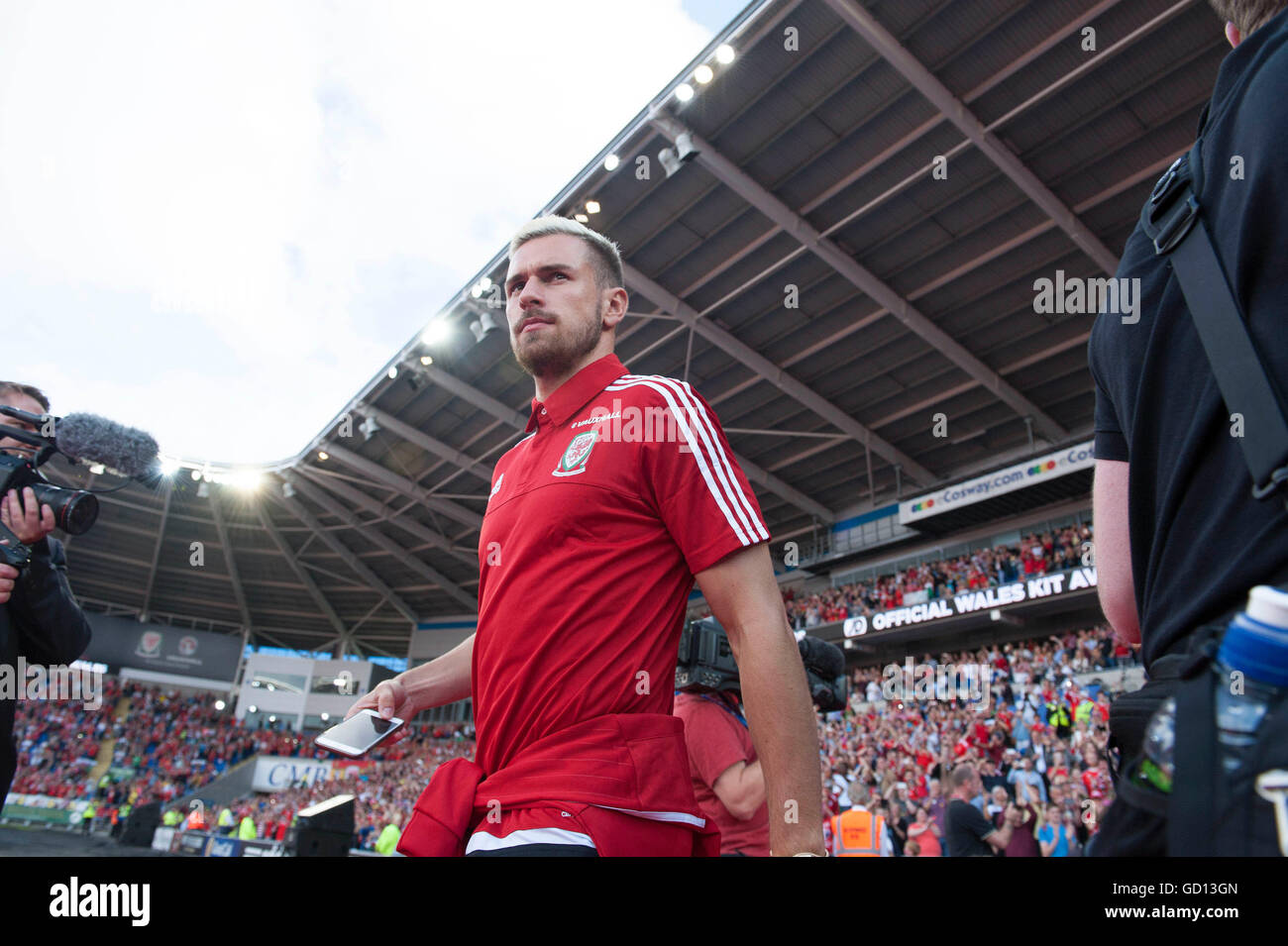 L'équipe de football gallois Aaron Ramsey arrive au Cardiff City Stadium ce soir à leur retour à la manifestation, qui a été organisée pour remercier les fans après avoir fait l'intermédiaire pour les demi-finales de l'Euro 2016. Banque D'Images
