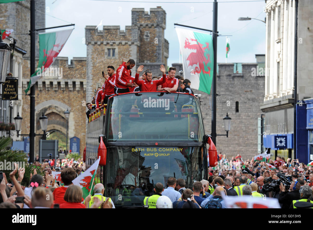 L'équipe de football gallois avec le capitaine Ashley Williams et Gareth Bale à l'avant comme ils tour à travers le centre de Cardiff aujourd'hui. Le homecoming parade a été organisée pour remercier les fans après avoir fait l'intermédiaire pour les demi-finales de l'Euro 2016. Banque D'Images