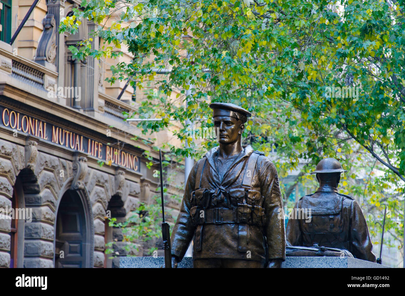 Des statues en bronze d'un marin et d'un soldat australien sont hautes à Martin place, Sydney, Australie, dans le cadre du Cenotaph commémorant la première Guerre mondiale Banque D'Images