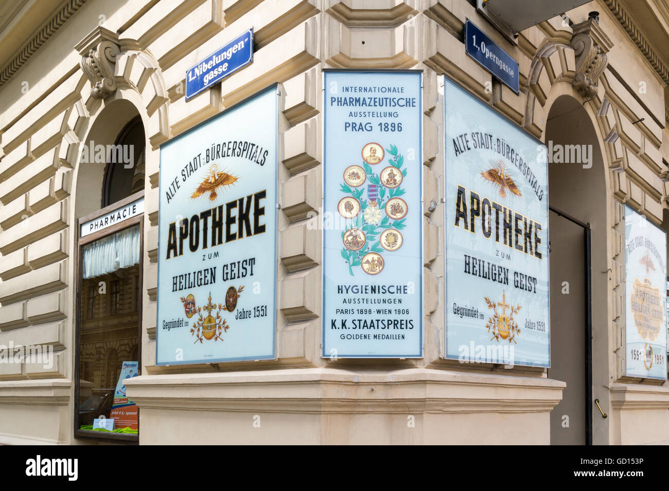 Signes sur façade de Saint-esprit pharmacie (ancien hôpital) sur Operngasse à Vienne, Autriche Banque D'Images