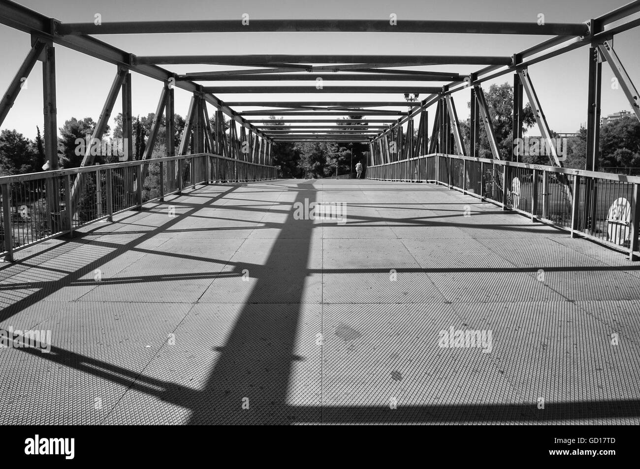 Pont en métal monochrome lumière et ombre à Athènes, Grèce Banque D'Images
