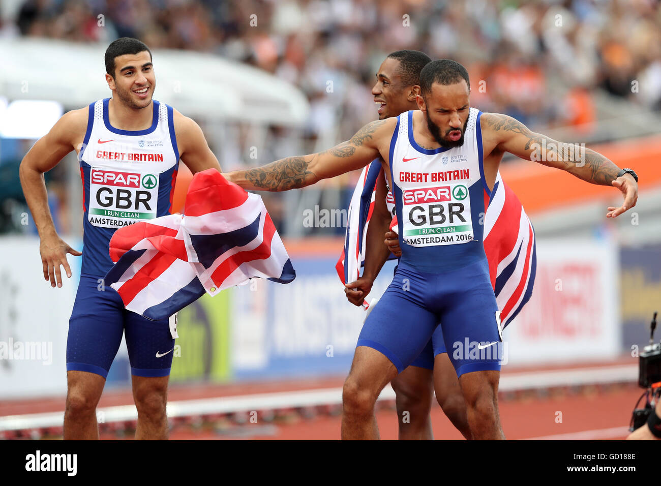 (L-R) la société britannique Adam Gemili, Chijindu Ujah et James Ellington célébrer après avoir remporté le relais 4x100m lors de la finale du saut en hauteur hommes pendant cinq jour final de l'Athletic Championships 2016 au Stade Olympique d'Amsterdam. Banque D'Images