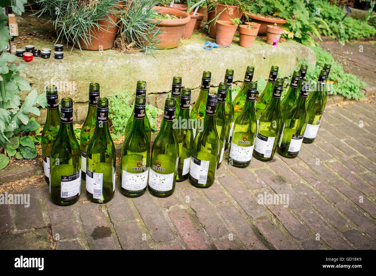 Bouteilles de vin vides Banque de photographies et d’images à haute résolution Alamy