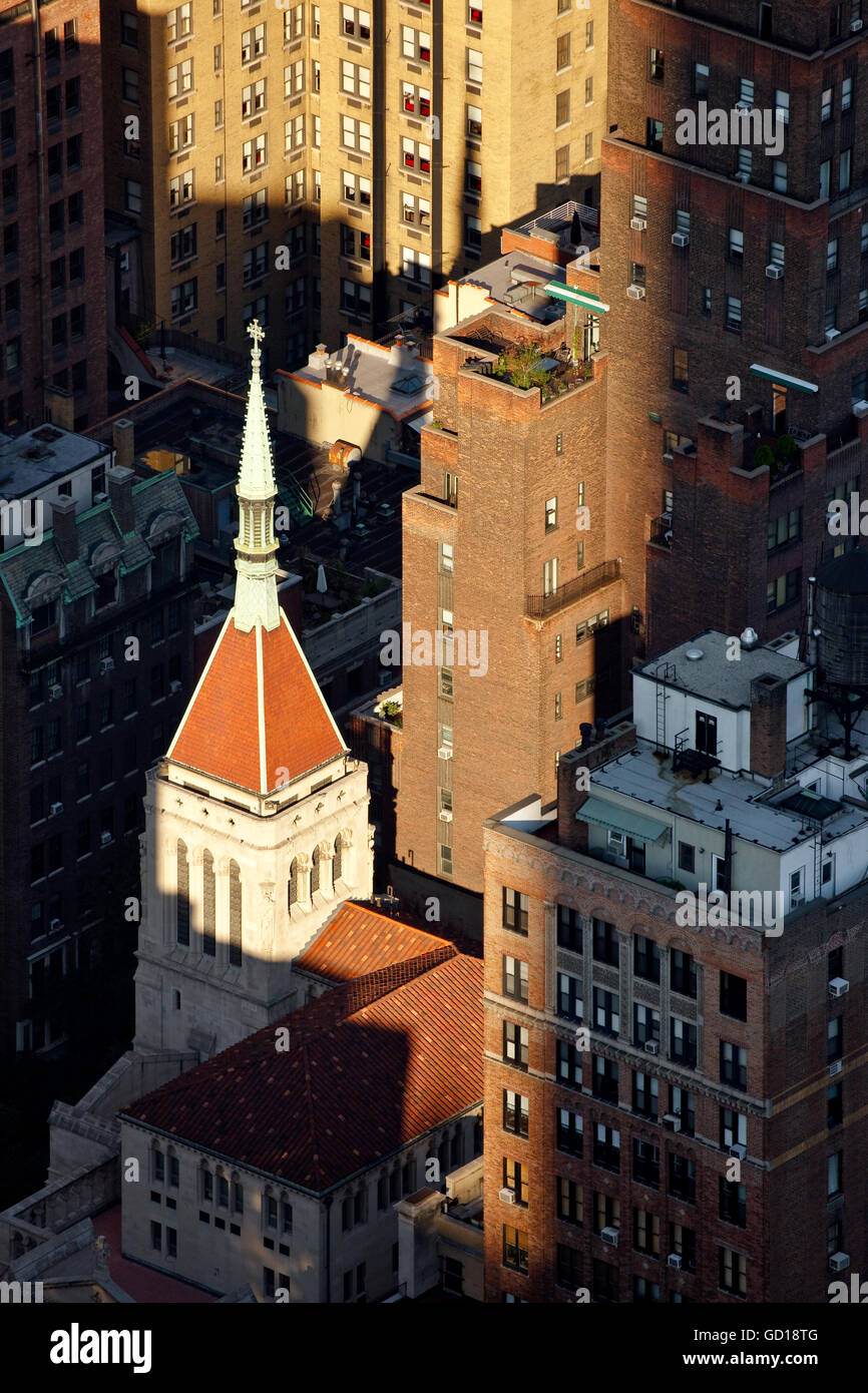 Vue aérienne de l'église de Notre Sauveur et Maître toits au coucher du soleil. Le quartier historique de Murray Hill, New York City Banque D'Images