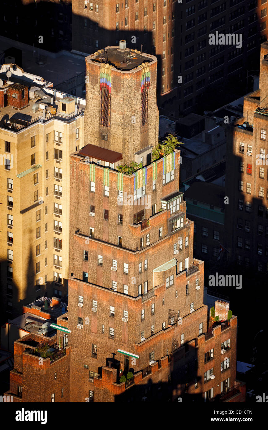 Vue aérienne d'un immeuble Art Déco avec des terrasses et des toits de Manhattan au coucher du soleil. Murray Hill, New York City Banque D'Images