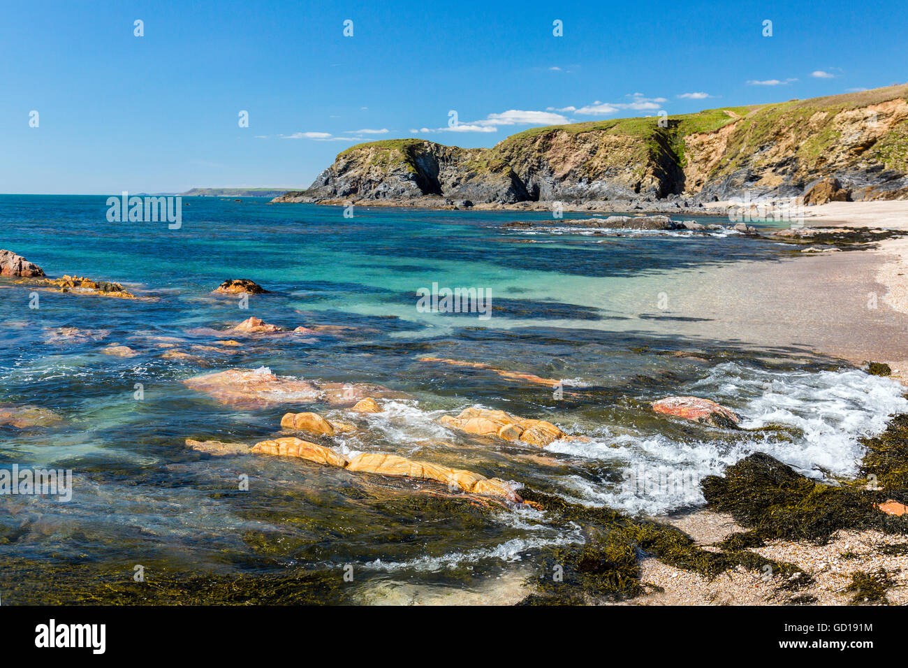 Une marée montante se précipite au-dessus de la mer sur la plage de rochers lissés, Yarmer Thurlestone, Devon, England, UK Banque D'Images