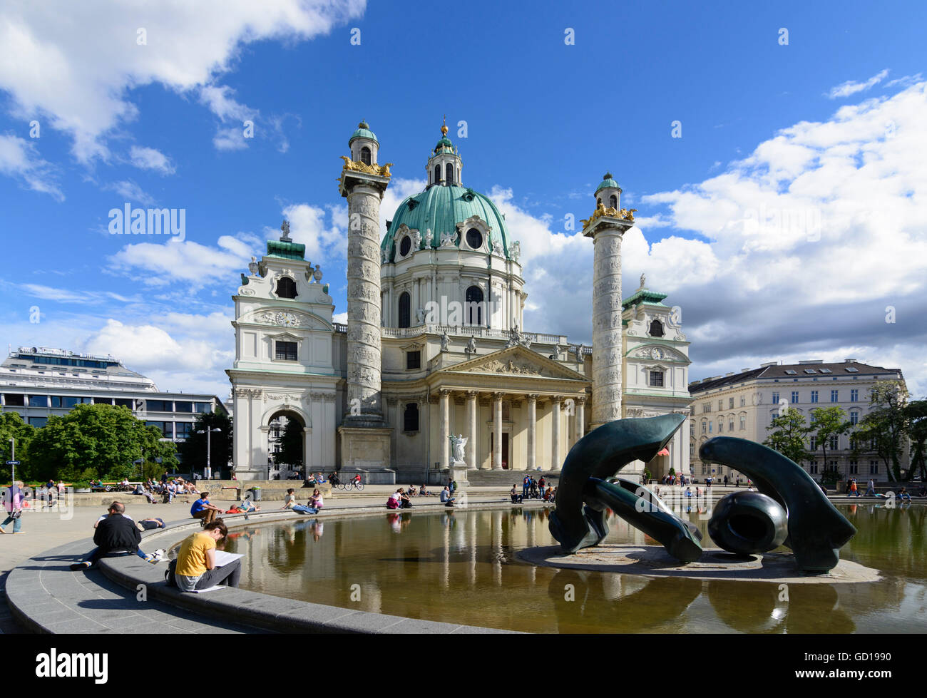 Wien, Vienne : église Karlskirche à Karlsplatz square, Plastique Hill de Arches Henry Moore, l'Autriche, Wien, 04. Banque D'Images