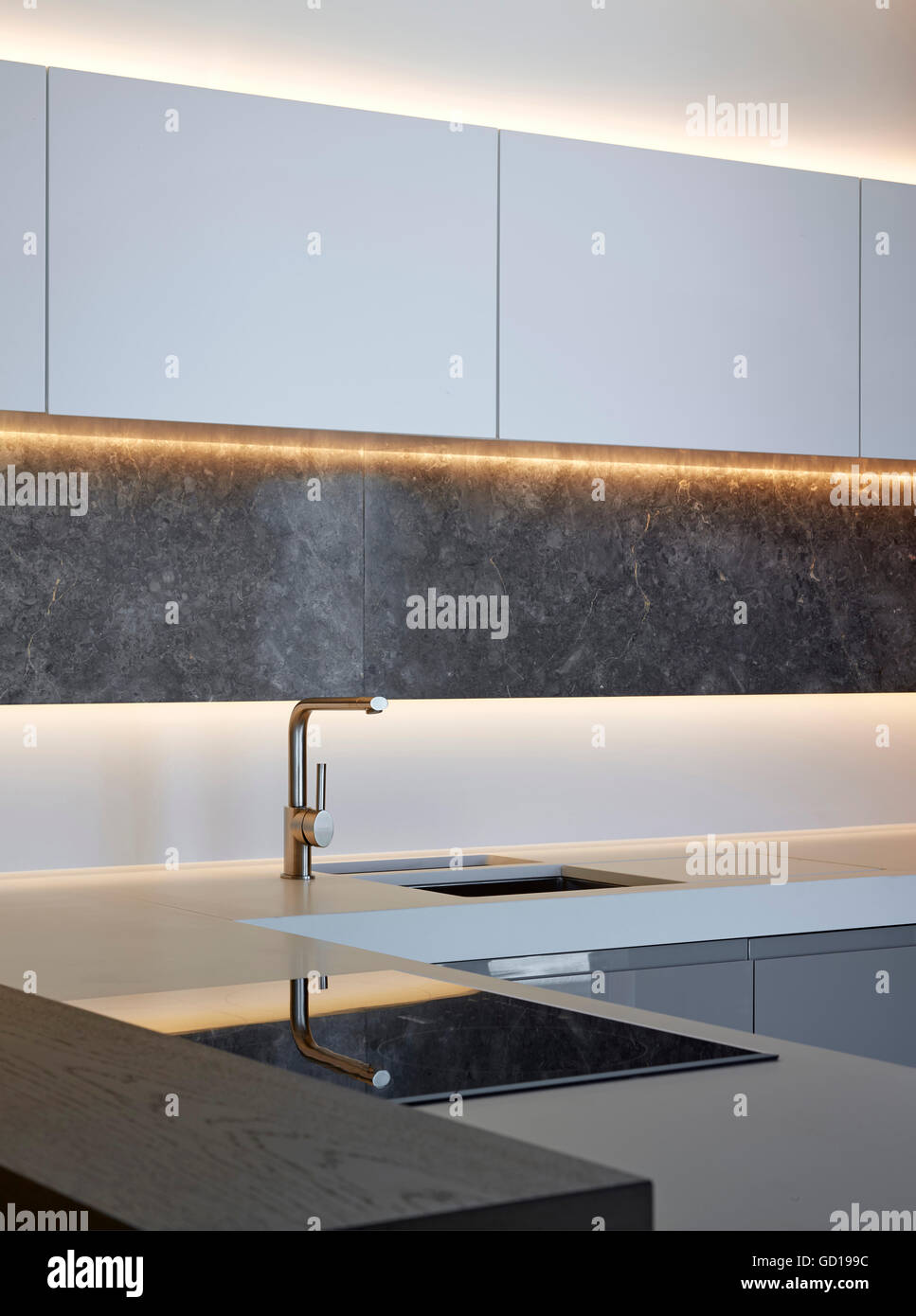 Au milieu de l'unité de niveau cuisine. Fitzroy, London, Royaume-Uni. Architecte : Johnson Naylor , 2016. Banque D'Images