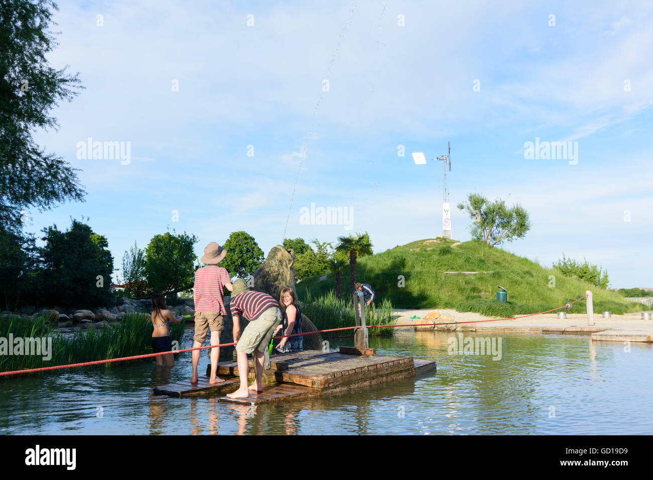 Wien, Vienne : les enfants sur une aire de l'eau sur l'île du Danube, l'Autriche, Wien, 22. Banque D'Images