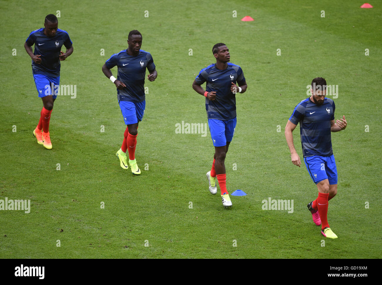 (De gauche à droite) France's Blaise Matuidi, Bacary Sagna, Paul Pogba et Oliver Giroud réchauffer avant la finale de l'UEFA Euro 2016 au Stade de France, Paris. Banque D'Images