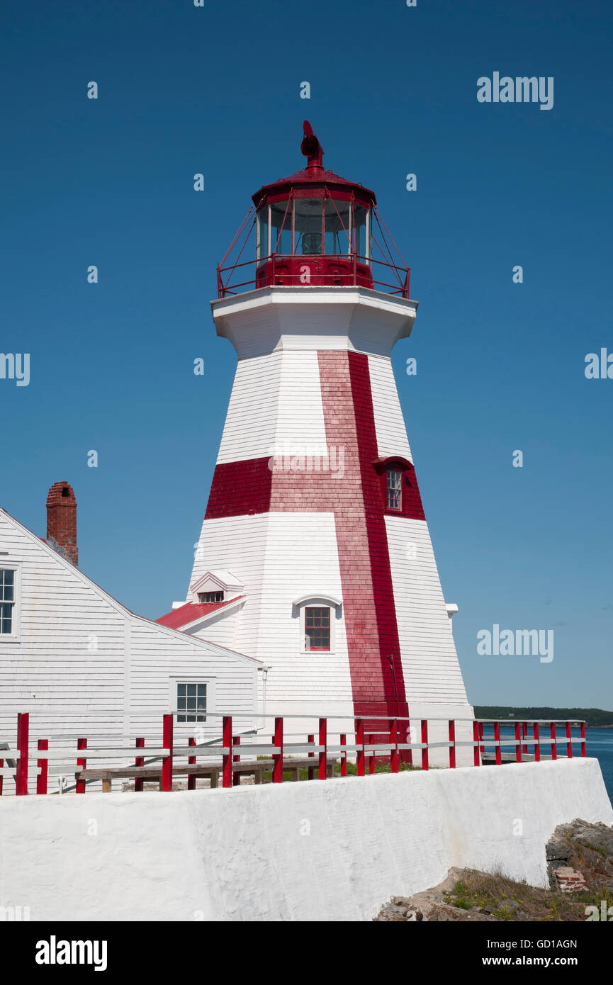 Phare de Head Harbour Tour avec ses croix peint unique sur une journée ensoleillée à Campobello Island, Canada. Banque D'Images