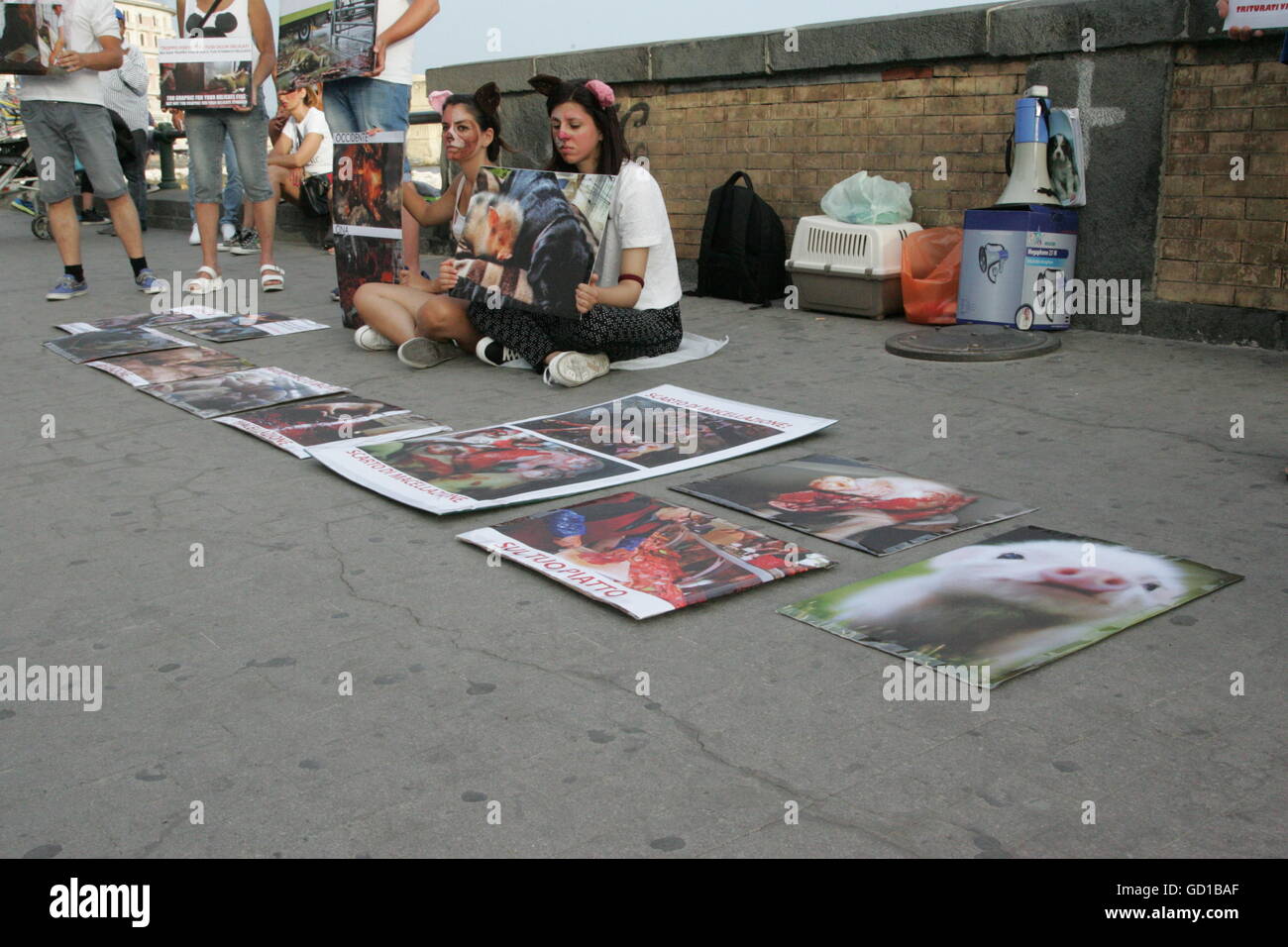 Napoli, Italie. 10 juillet, 2016. L'association Droits des animaux 'voce Animale 260' qui se manifeste dans la rue pour informer sur les horreurs de l'usine, de fermes, et l'abattage de tous les animaux avec un flash mob. © Salvatore Esposito/Pacific Press/Alamy Live News Banque D'Images