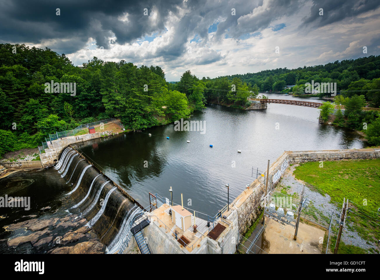 Vue d'un barrage sur la rivière Piscataquog, du pont de la rue Pinard à Manchester, New Hampshire. Banque D'Images