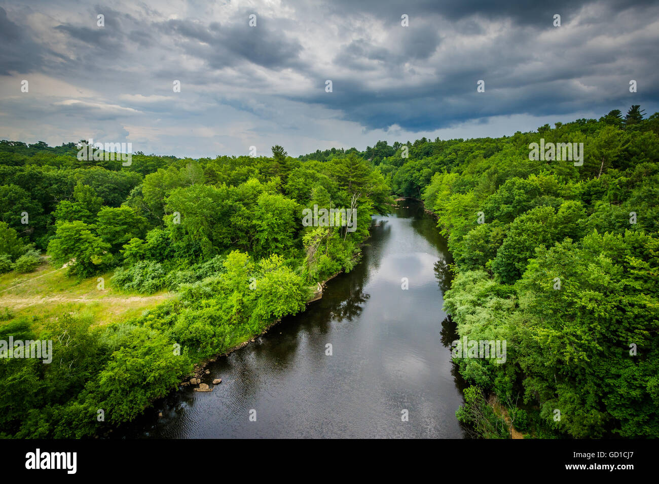 Vue sur la rivière Piscataquog, du pont de la rue Pinard à Manchester, New Hampshire. Banque D'Images