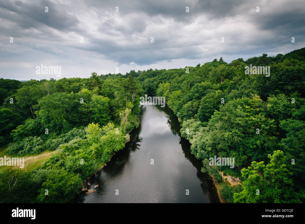 Vue sur la rivière Piscataquog, du pont de la rue Pinard à Manchester, New Hampshire. Banque D'Images