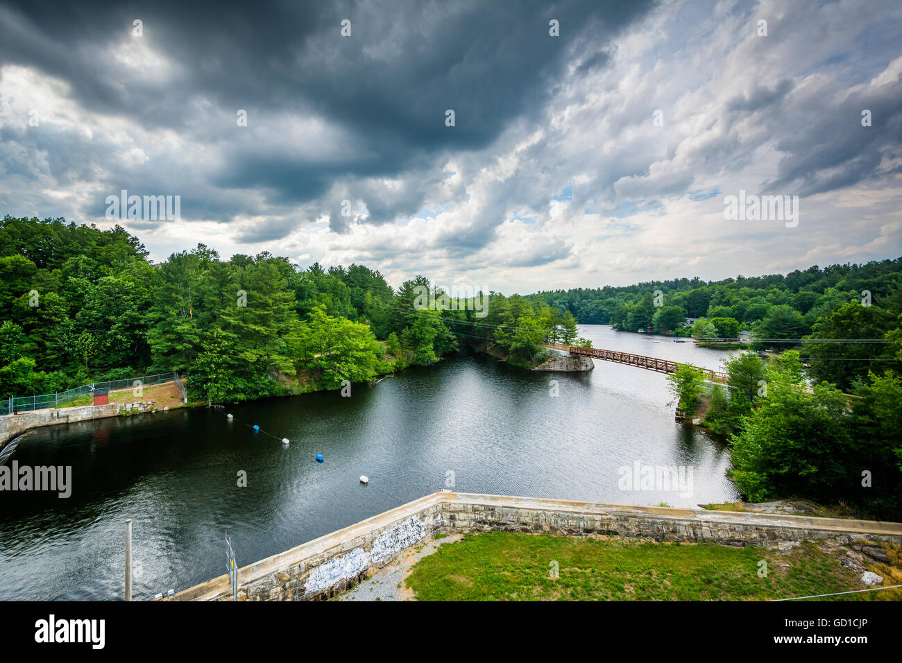 Vue sur la rivière Piscataquog, du pont de la rue Pinard à Manchester, New Hampshire. Banque D'Images