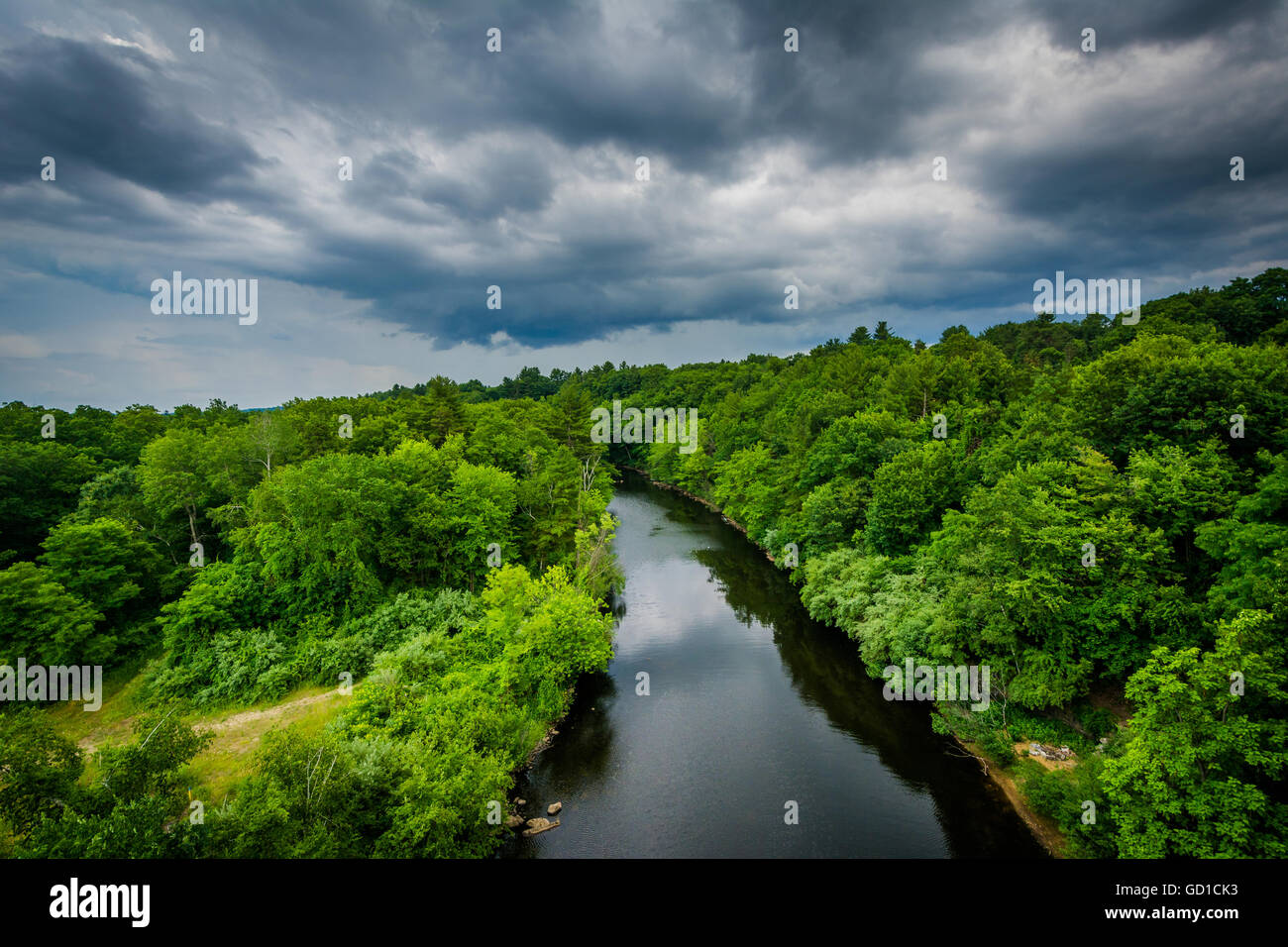 Vue sur la rivière Piscataquog, du pont de la rue Pinard à Manchester, New Hampshire. Banque D'Images
