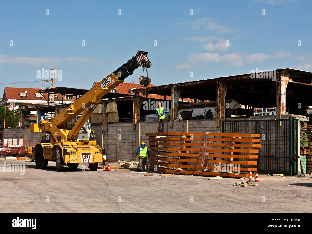 Le chargement par grue camion inventaire de matériaux Banque D'Images