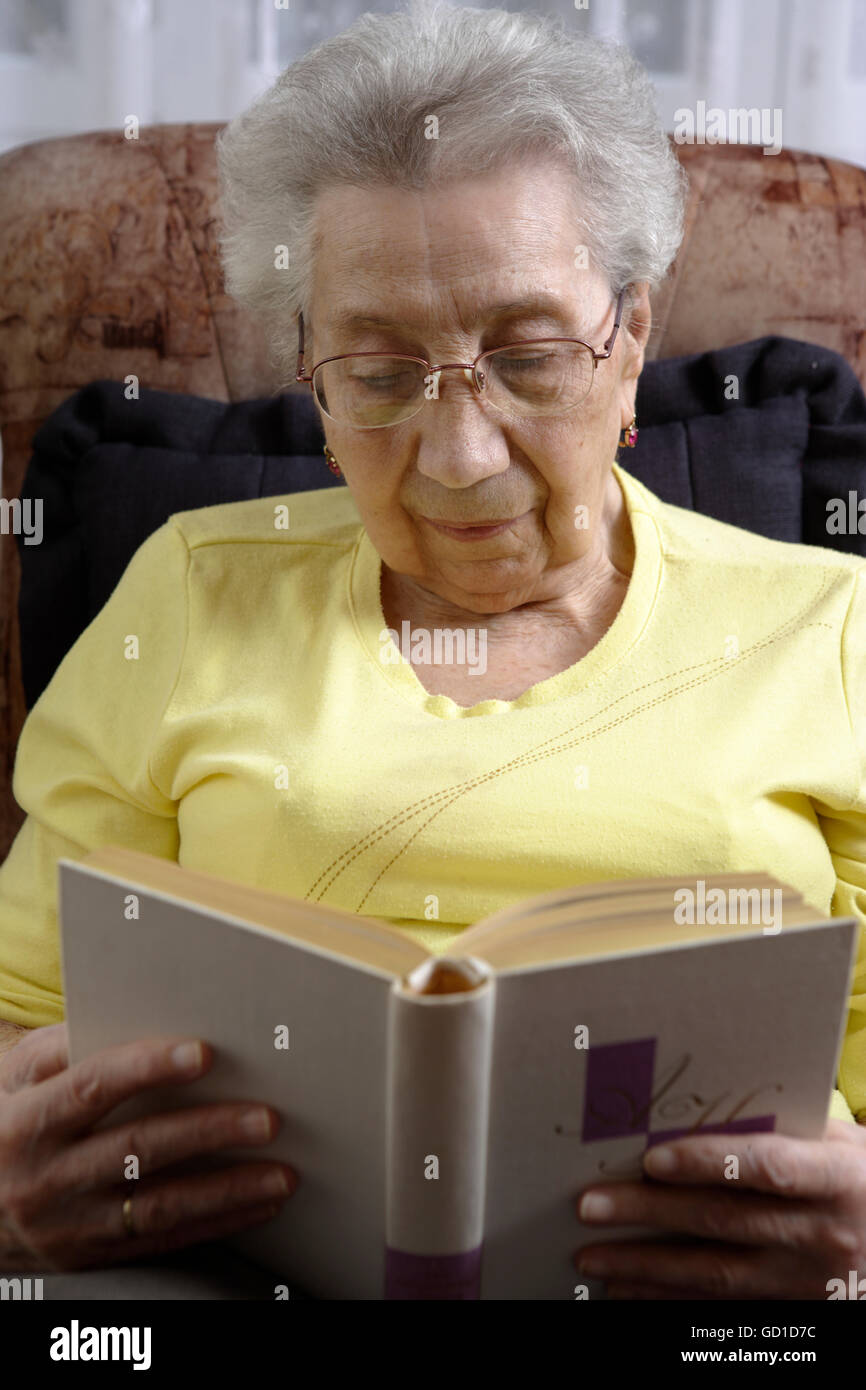 Senior citizen, une femme âgée, 89 ans, lire un livre Banque D'Images