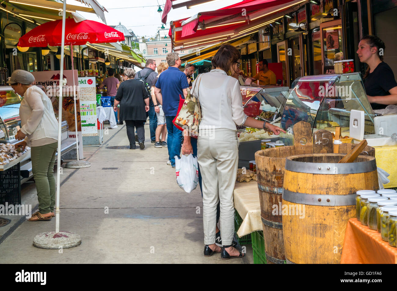Les gens achètent des aliments à se tient sur le marché Naschmarkt à Vienne, Autriche Banque D'Images