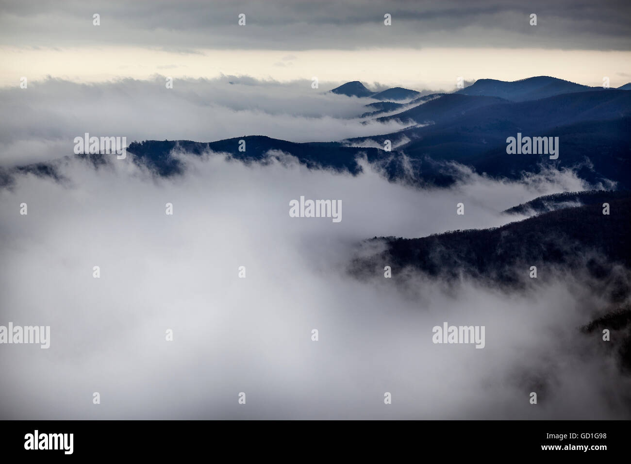 Regardant vers le bas sur les nuages de tempête d'ouest de la Caroline du nord des vallées de montagne avec les sommets des montagnes et hautes crêtes visible Banque D'Images