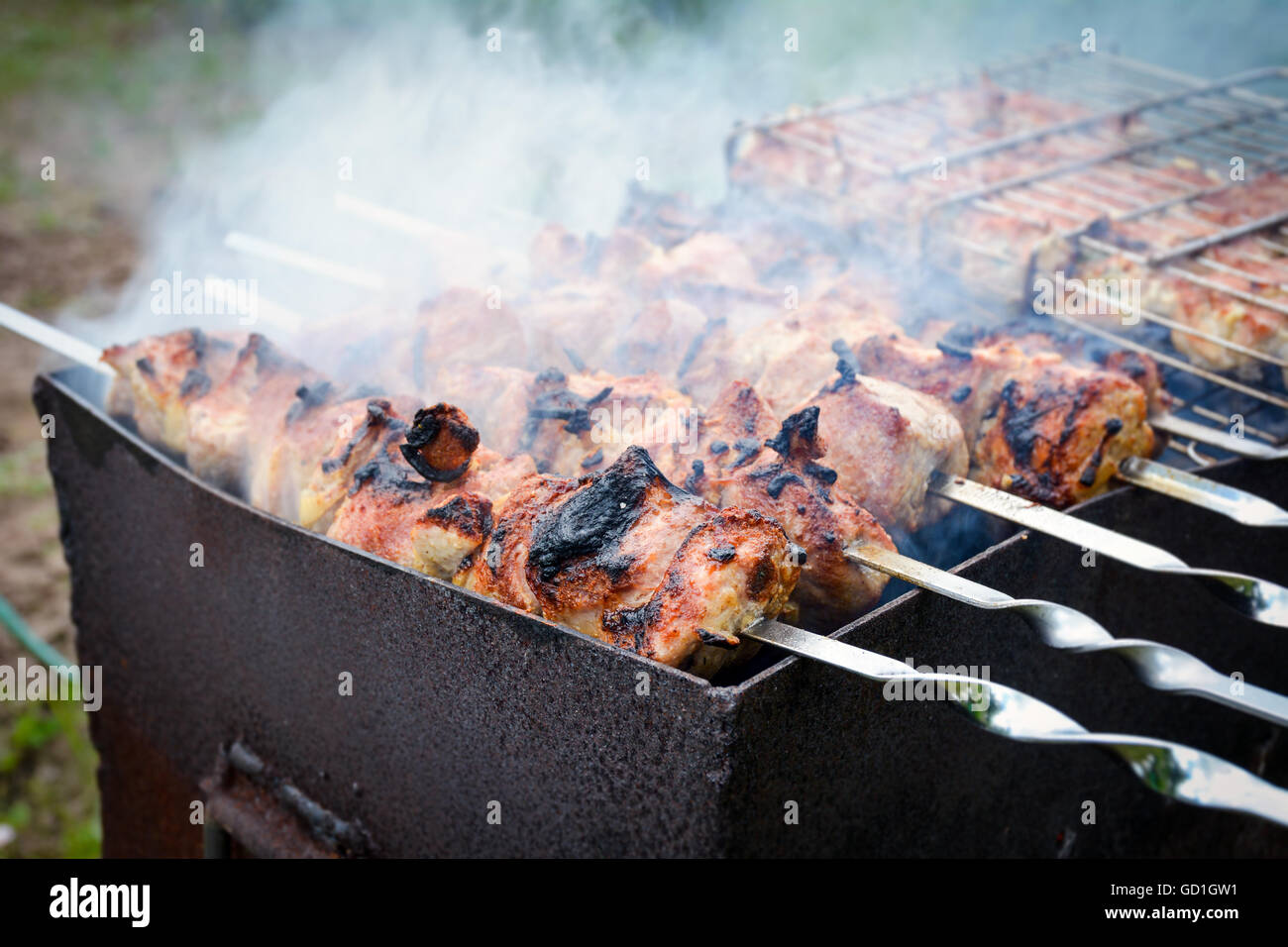 Des brochettes, viande kebab, la viande barbecue sur le feu Banque D'Images