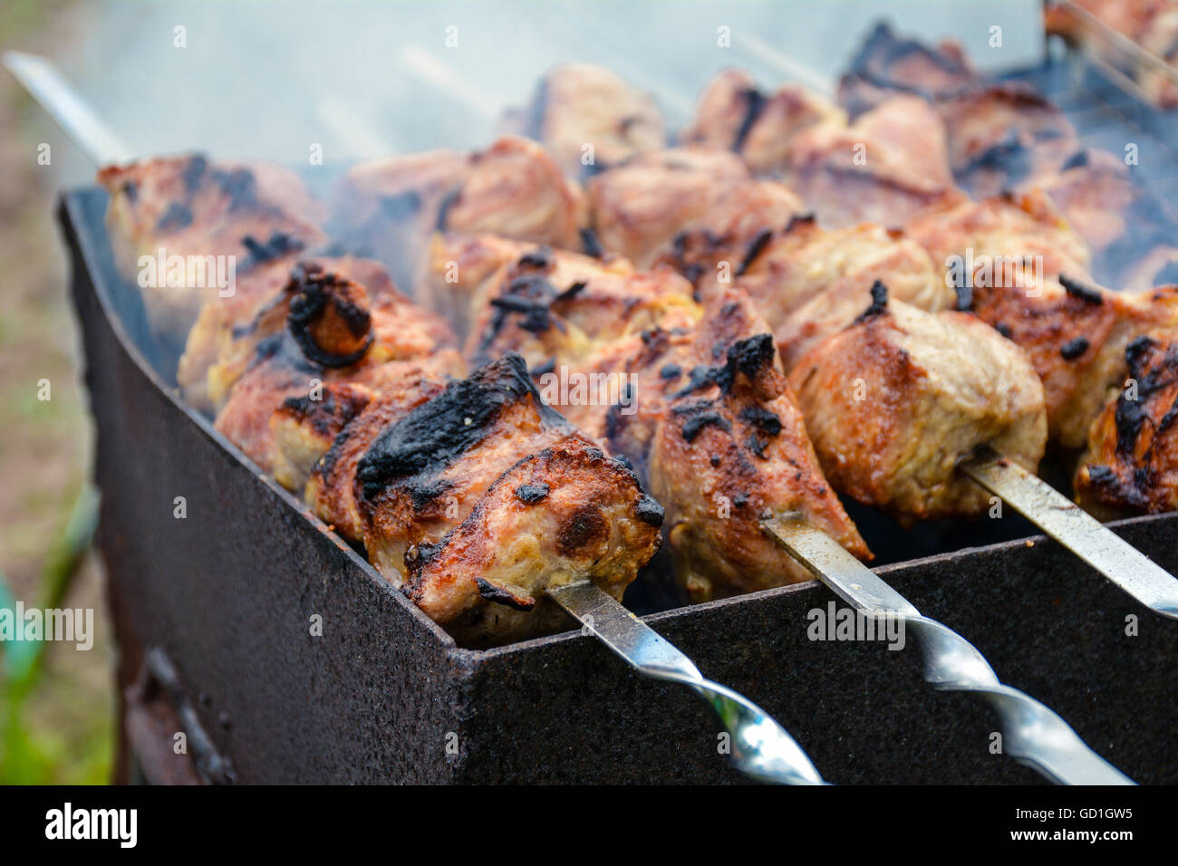 Des brochettes, viande kebab, la viande barbecue sur le feu Banque D'Images