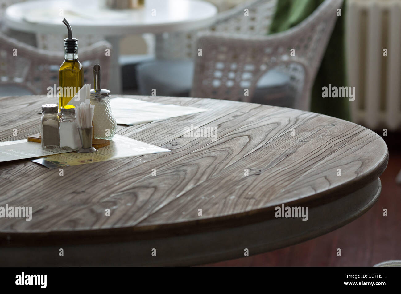 Restaurant l'intérieur. Le poivre et le sel sur la table. Banque D'Images