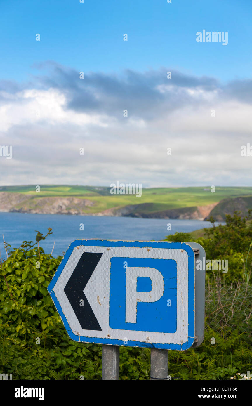 Parking Rural signalisation signe à Port Gaverne, Cornwall, England, UK Banque D'Images