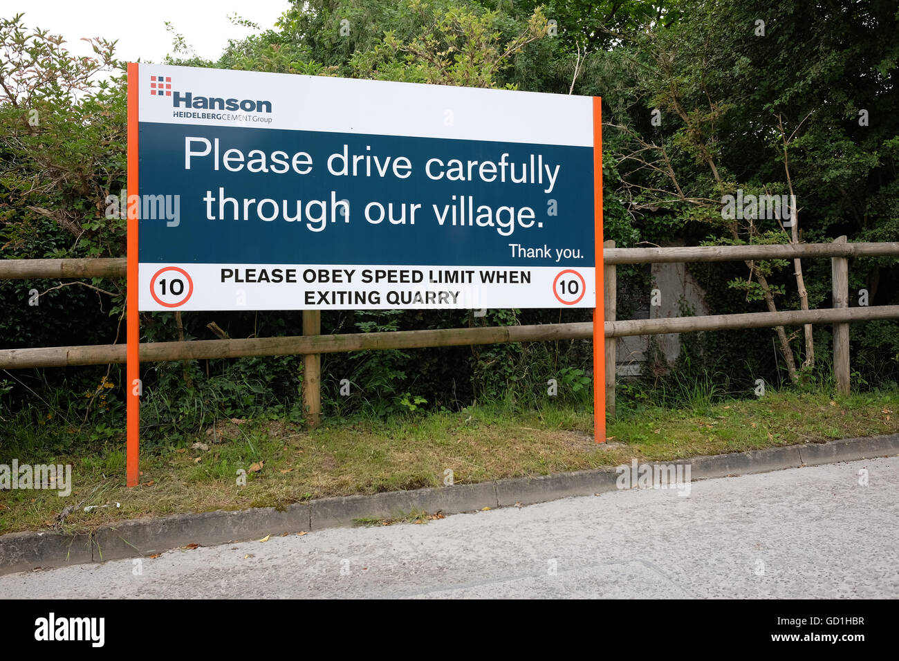 Inscrivez-vous sur la carrière Demande de sortie des chauffeurs de camion à conduire prudemment dans le village de Cheddar, Somerset. 17 Juillet 2016 Banque D'Images