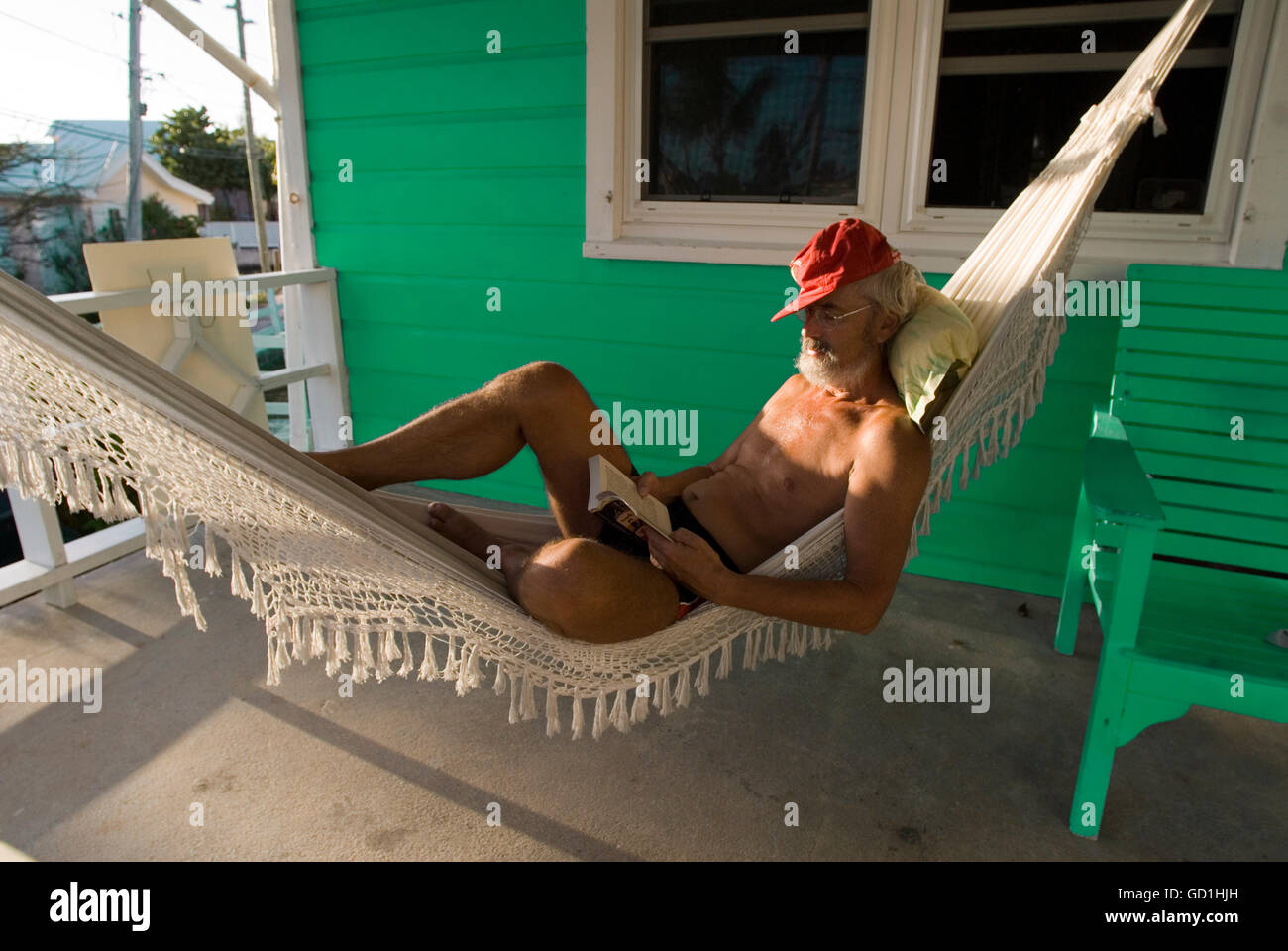 Maison loyaliste typique, l'espoir, la ville de Nassau, Cay Elbow. Bahamas. Se détendre dans un hamac. Banque D'Images